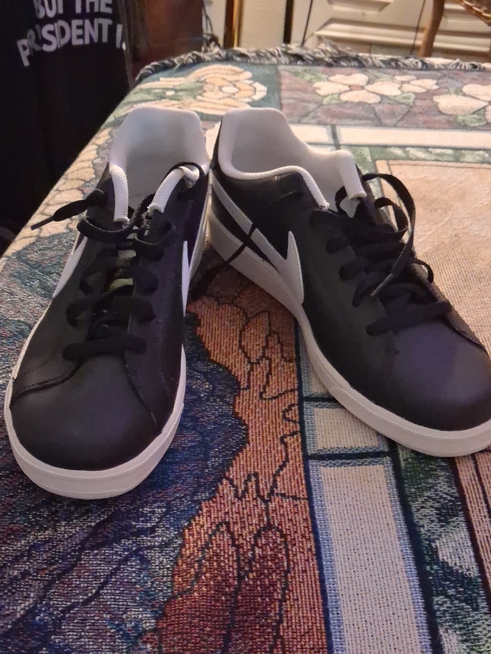 Black Low-Top Nikes Men's Sneakers with White Accent